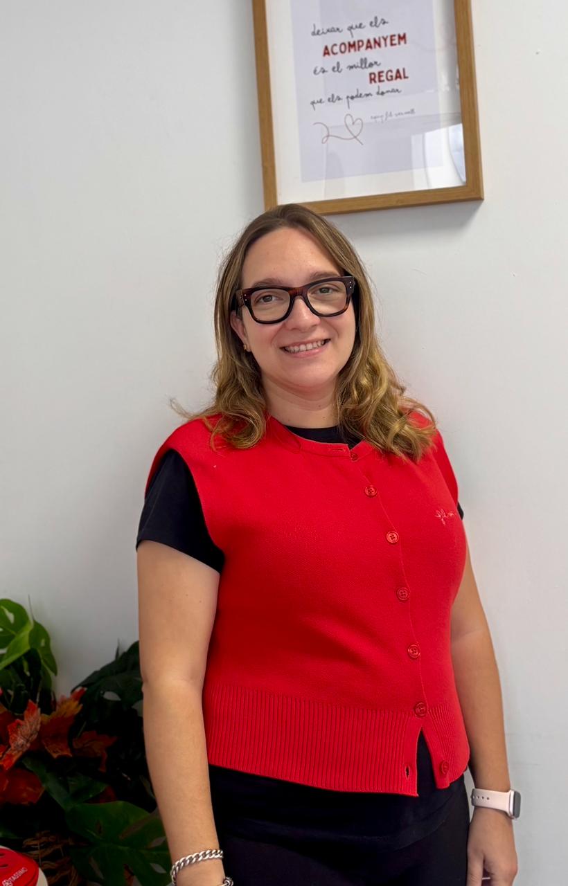 Júlia Soler, logopeda de Fil Vermell, somrient, amb armilla vermella
