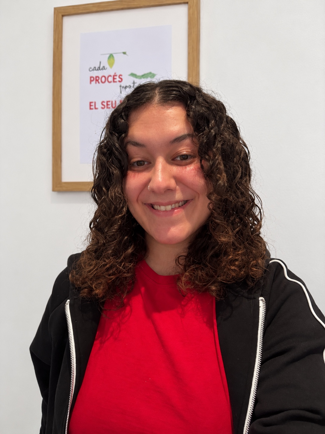 Mireia Llosa, fisioterapeuta de Fil Vermell, somrient, amb samarreta vermella