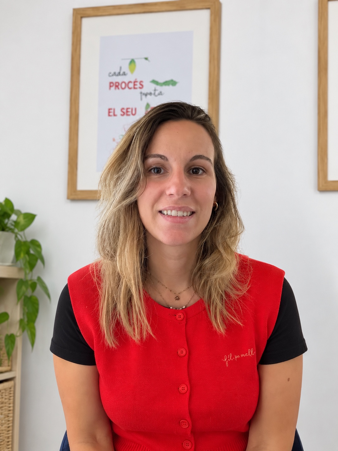 Sònia, mestra d'anglès de Fil Vermell, somrient, amb armilla vermella