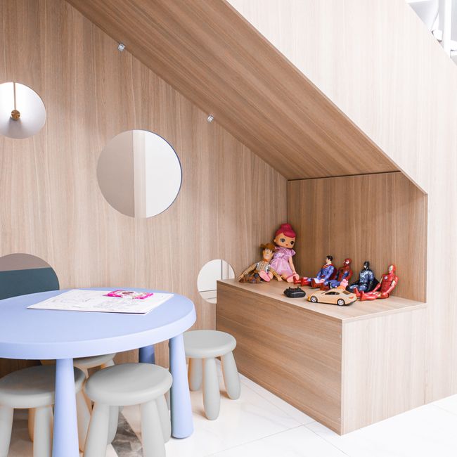 Sala lluminosa amb joguines i llibres