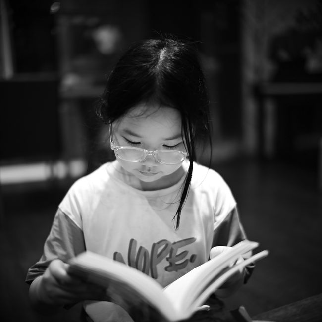 Infant llegint un llibre